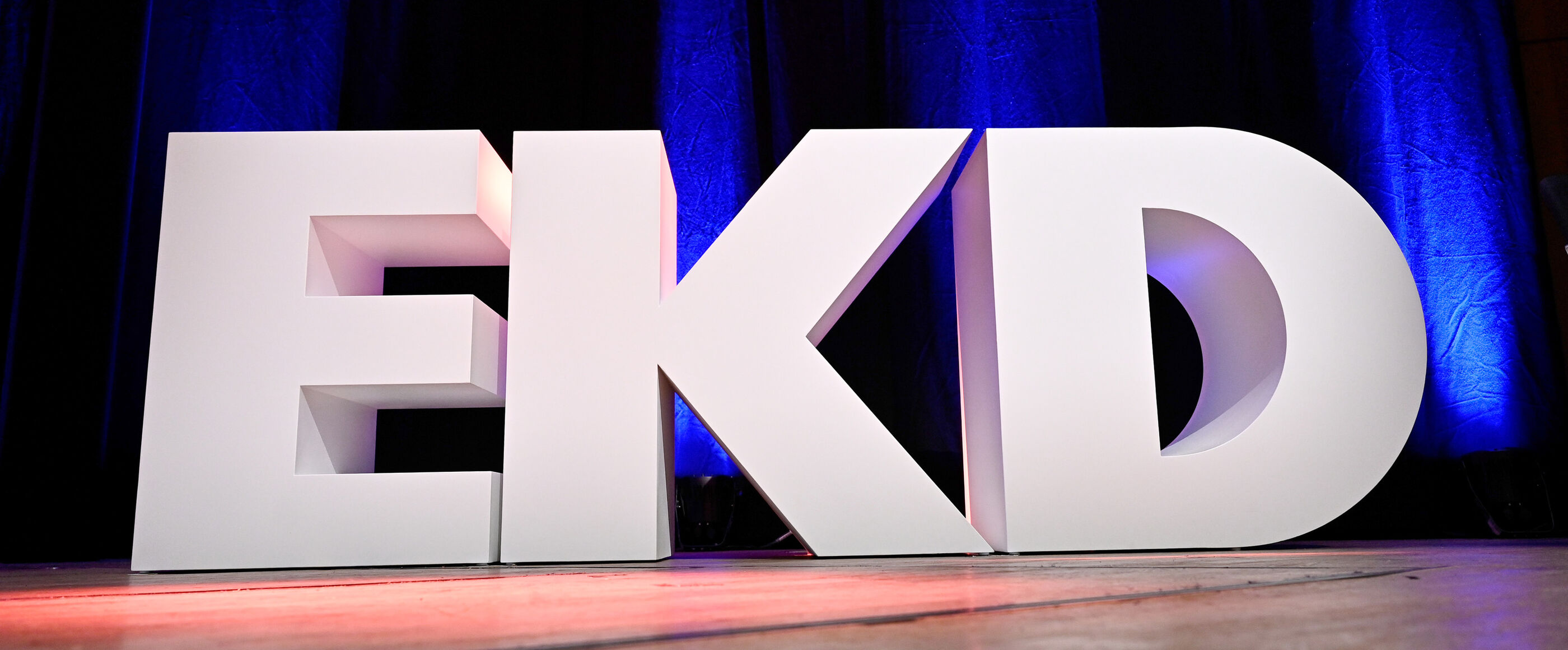 EKD-Logo auf einer Bühne.