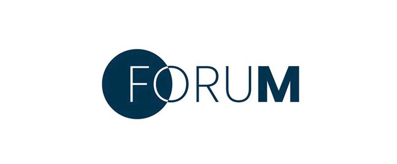 Auf weißem Grund steht in blau: FORUM. Um das F und das halbe O liegt ein dunkler Kreis, das M hinten ist gefettet.