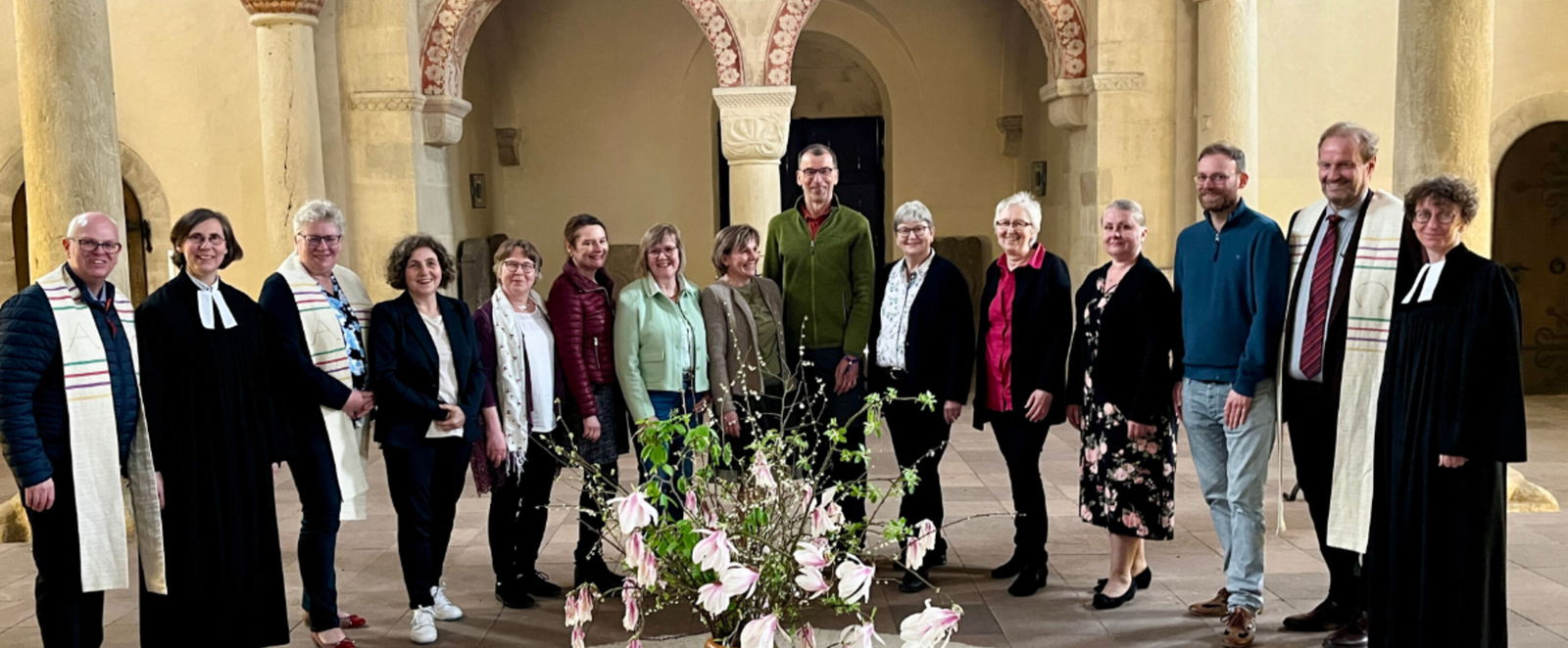 Eine Gruppe von Menschen in einer Klosterkirche