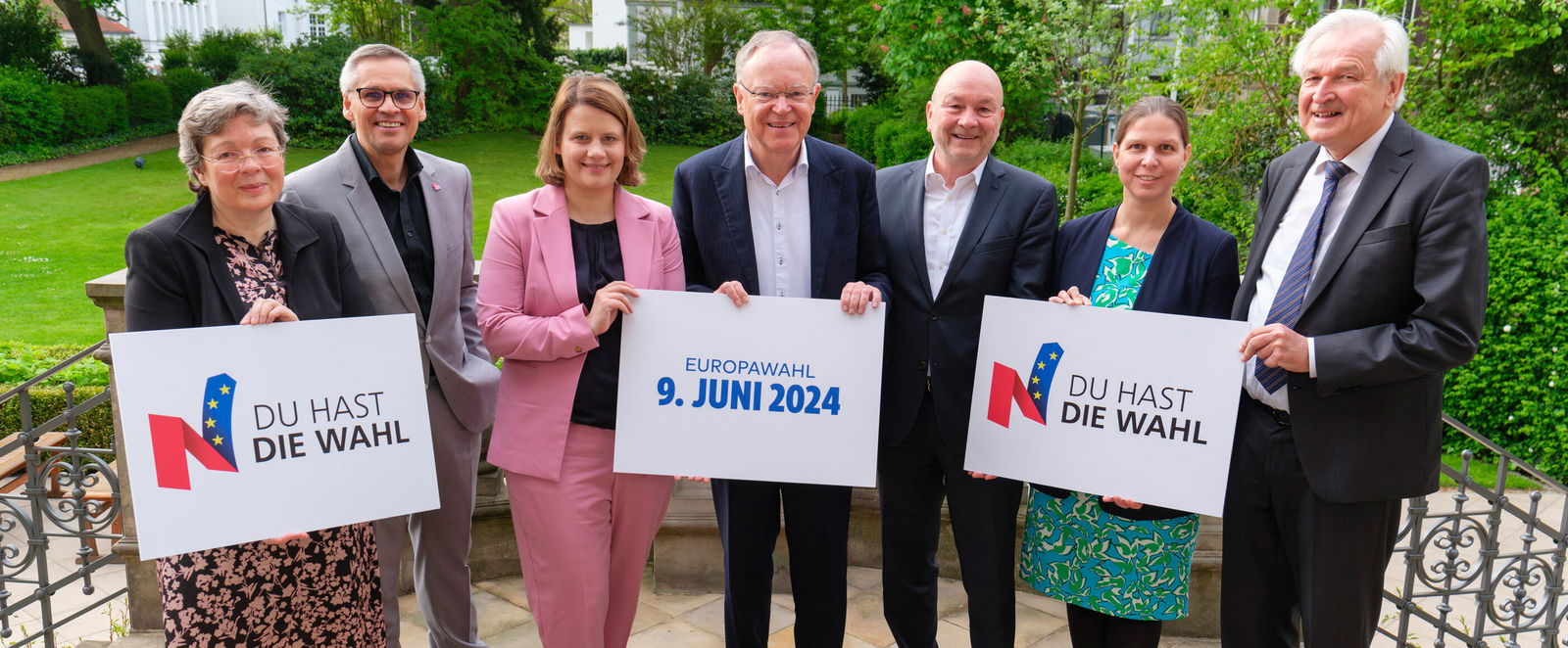 Eine Gruppe von Männern und Frauen hält Plakate mit der Aufschrift "Du hast die Wahl" und "Europawahl 9. Juni 2024" in der Hand