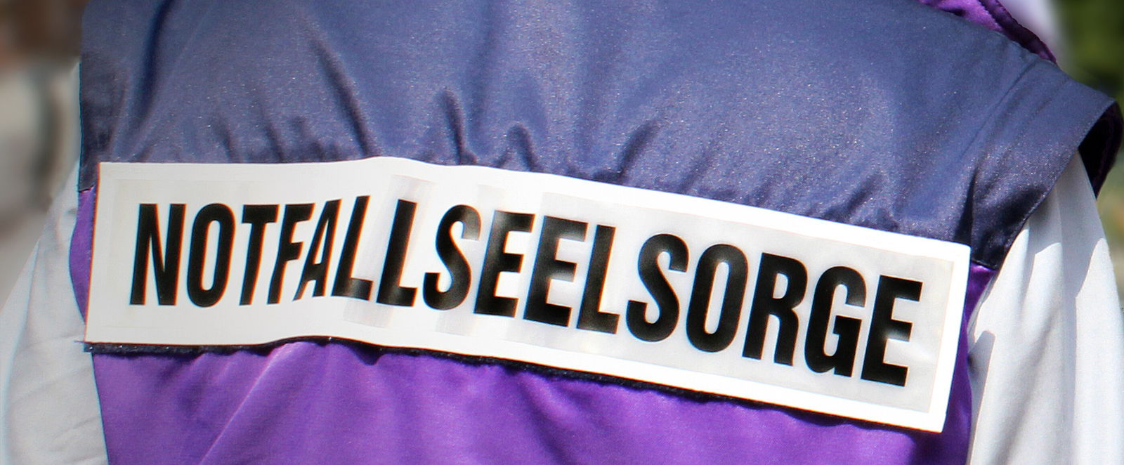 Eine lila Weste mit der Aufschrift Notfallseelsorge