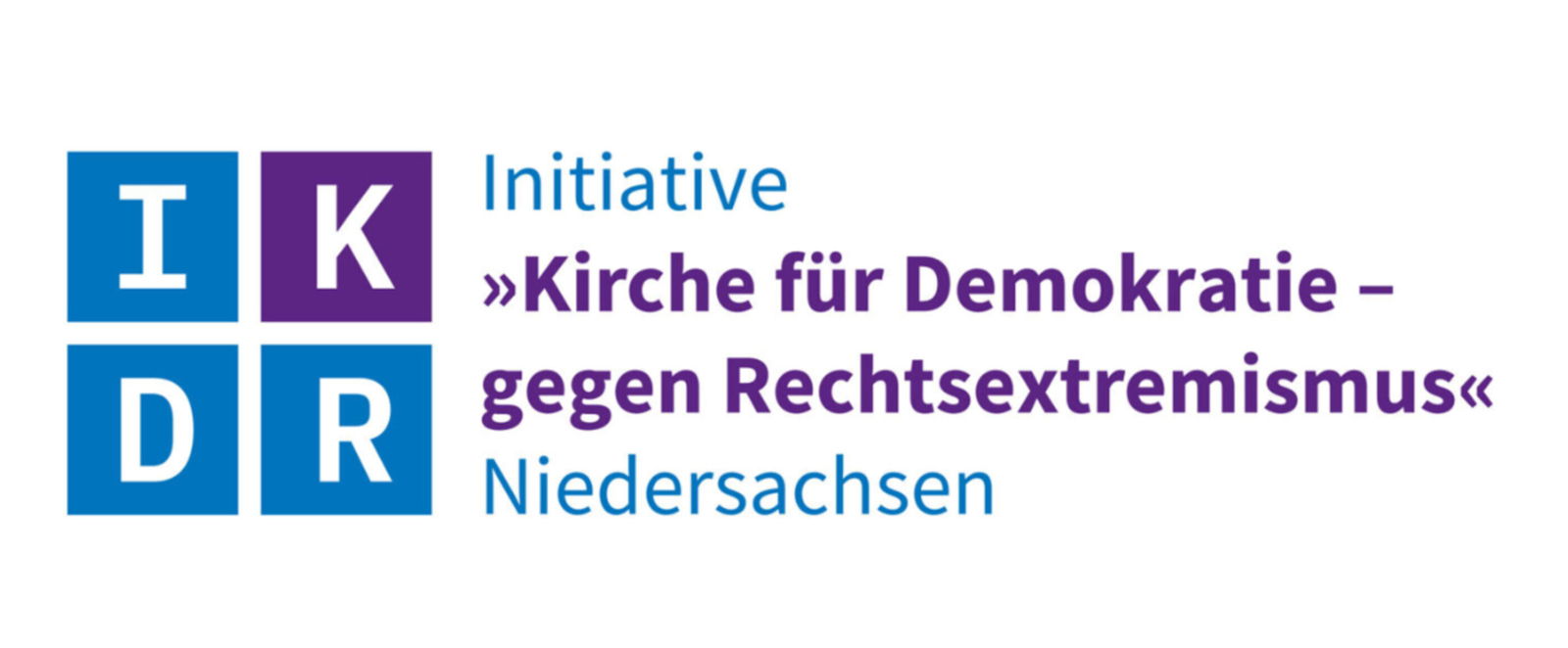 vier quadrate mit buchstaben in blau und lila. Darin steht ikdr. Daneben in blau-lila Schrift: Initiative "Kirche für Demokratie - gegen Rechtsextremismus"