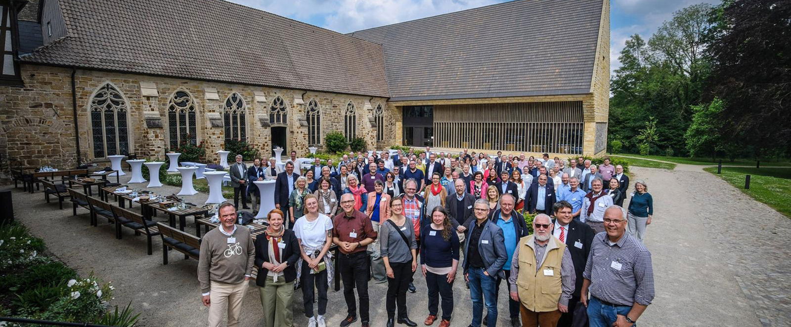 Eine Menschenmenge steht vor einem Kirchengebäude