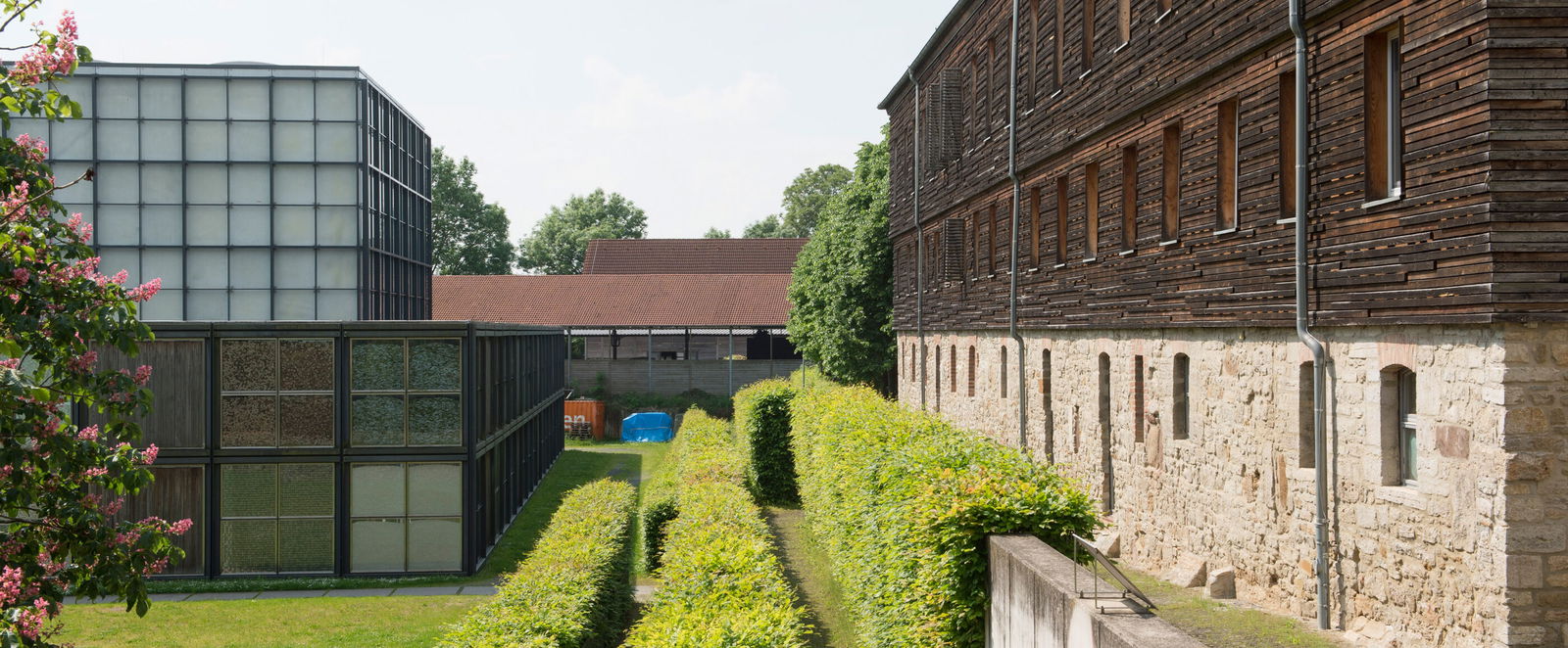 Ein modernes und ein altes Kirchengebäude nebeneinander.