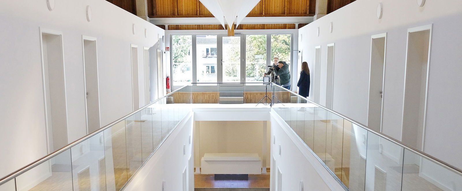 Innenraum einer umgebauten ehemaligen Kirche.