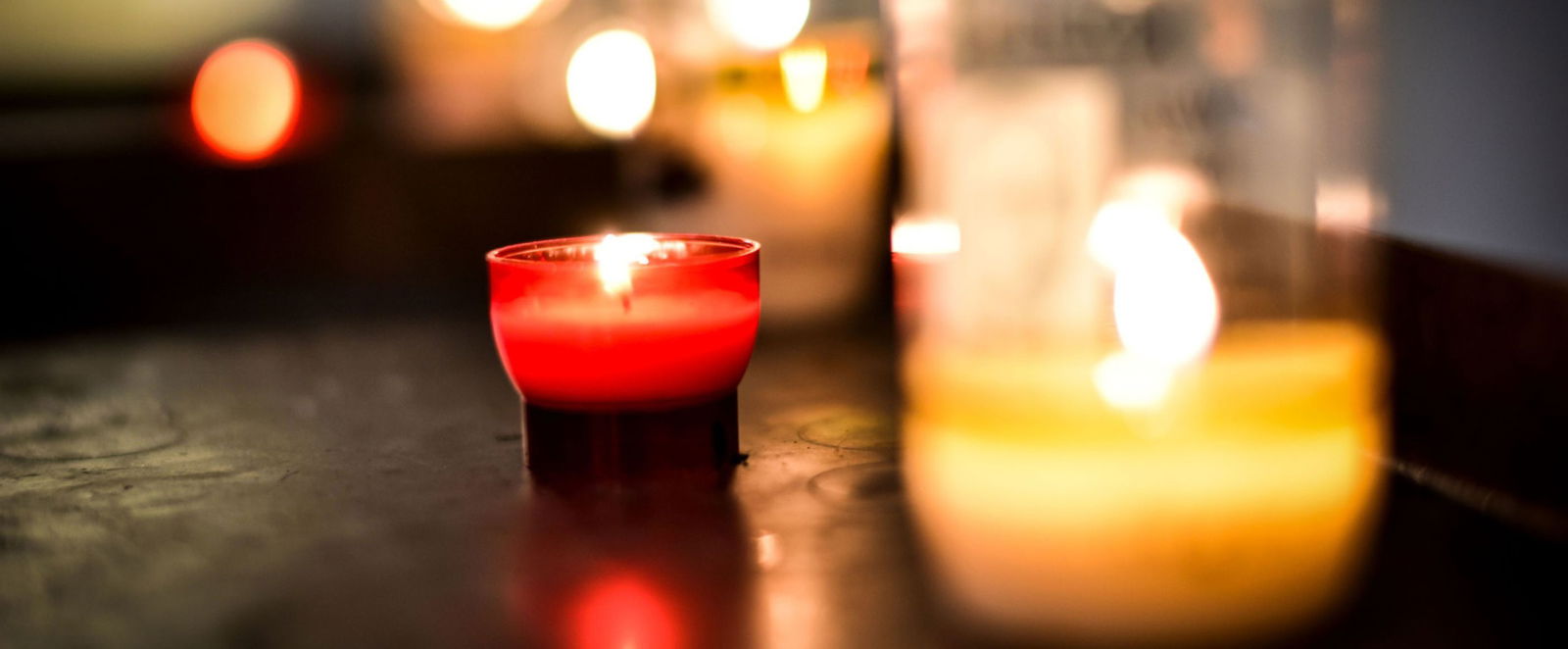  Brennende Kerzen und Teelichter