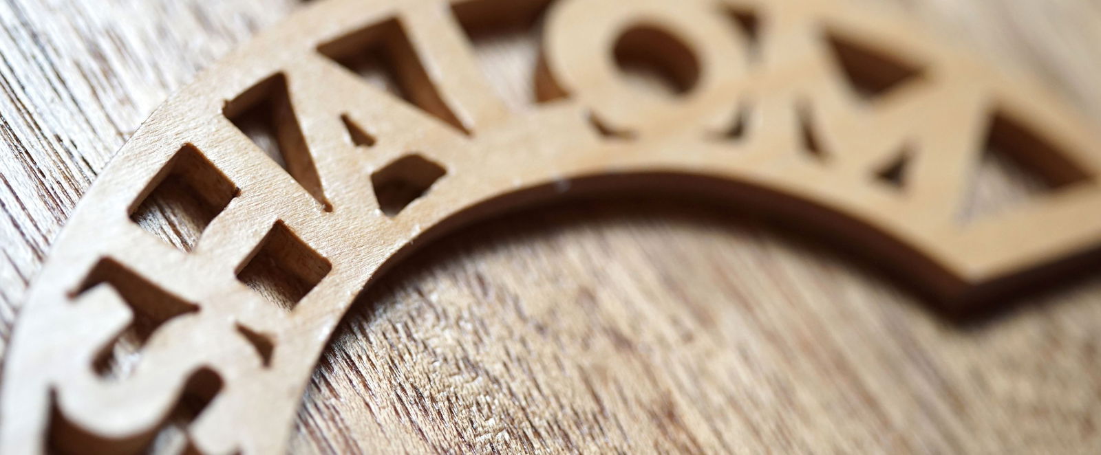 Ein aus Holz geschnitztes Shalom.