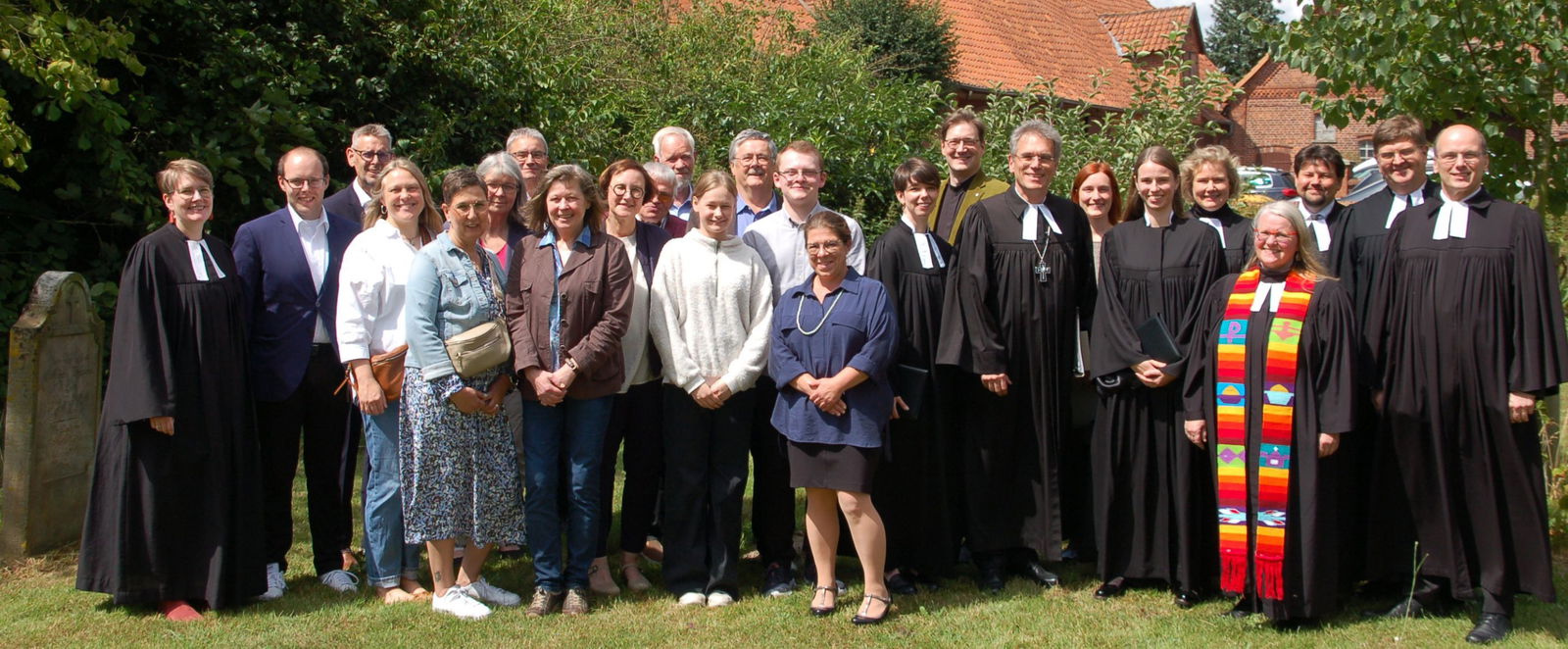 Eine große Gruppe von Menschen. Viele tragen einen Talar.