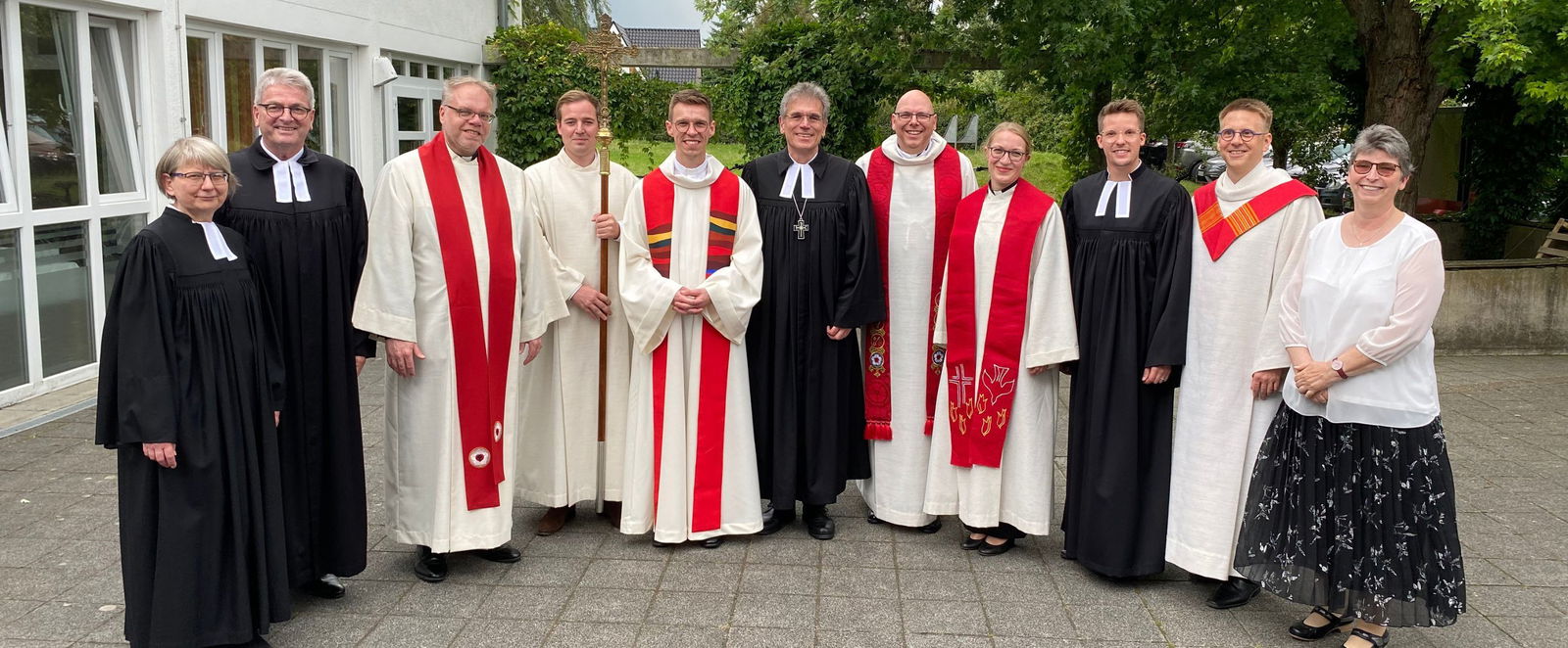 Ein Gruppe von Menschen in religiösen Gewändern.