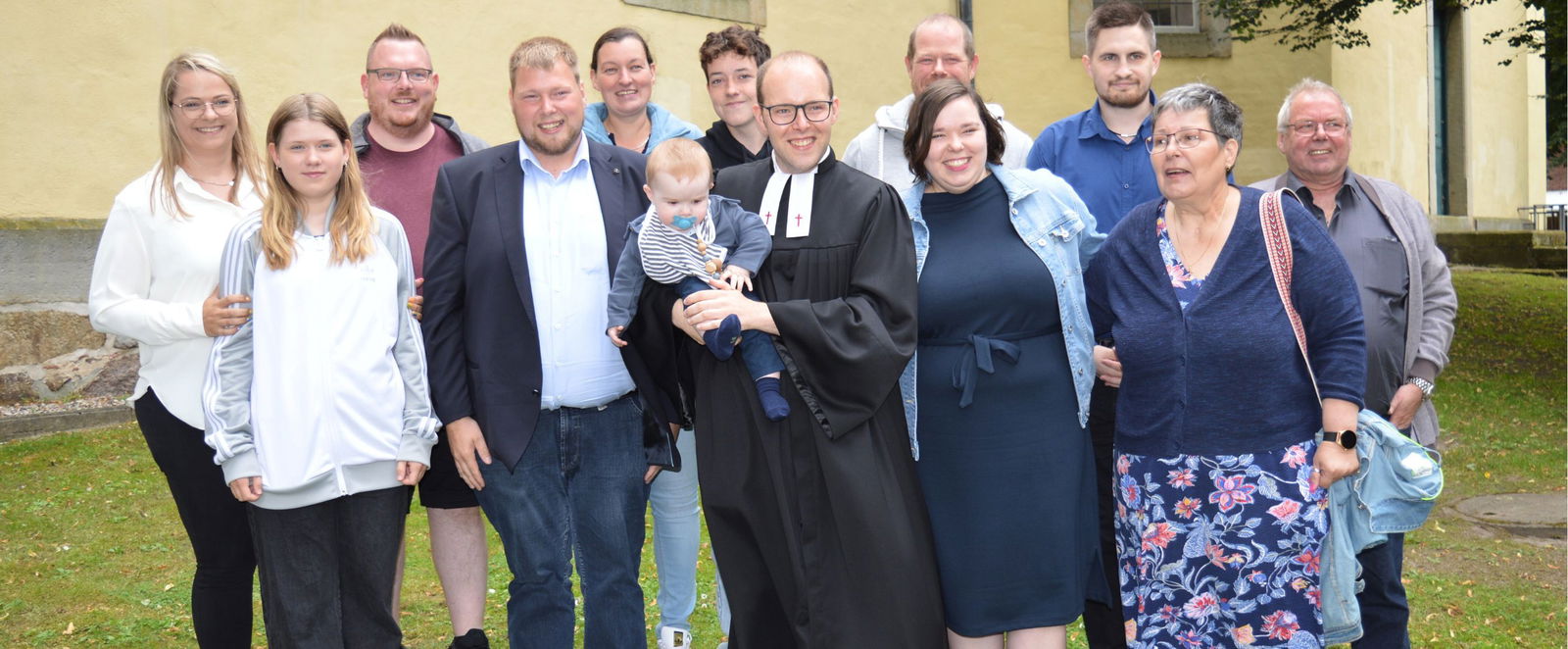 eine Gruppe von Menschen posiert für ein Foto.