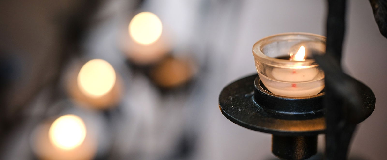 Eine Vielzahl an Teelichtern in einer Kirche.