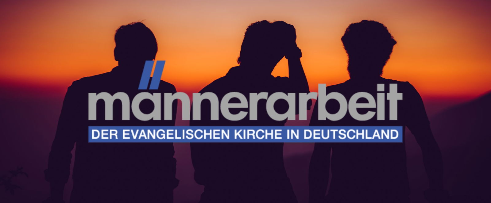 Eine Gruppe Männer steht vor einem Sonnenuntergang. Davor steht in grauer und blauer Schrift Männerarbeit.