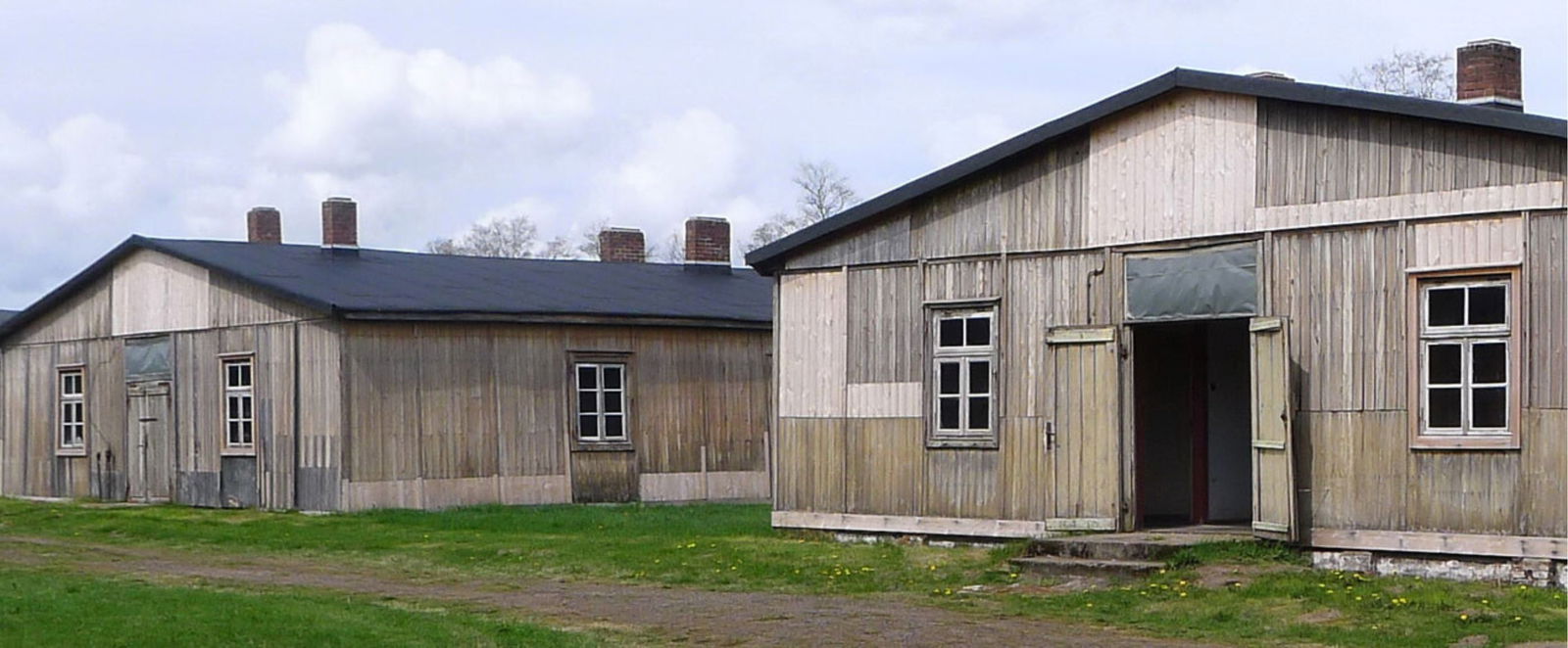 Holzbaracken in einer Reihe