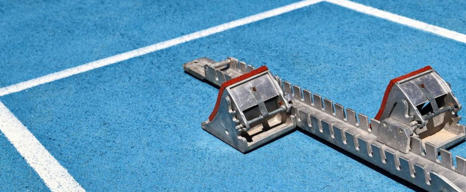 Ein Startblock auf einer blauen Tartan-Bahn