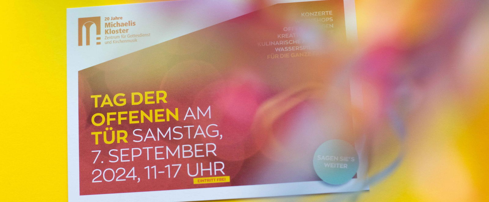 Einen Flyer mit Logo des Michaelisklosters und den Daten für den Tag der offenen Tür: 7. September, 11 Uhr.