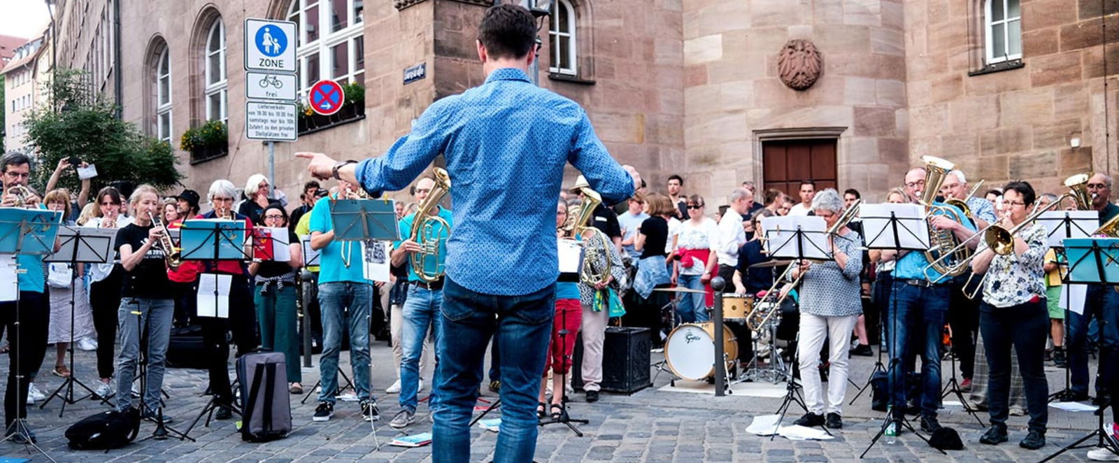 Ein Musikensemble vor einer Kirche