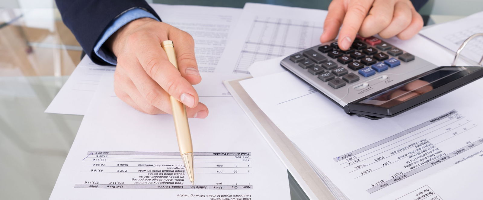 Viele Rechnungen und ein Taschenrechner.