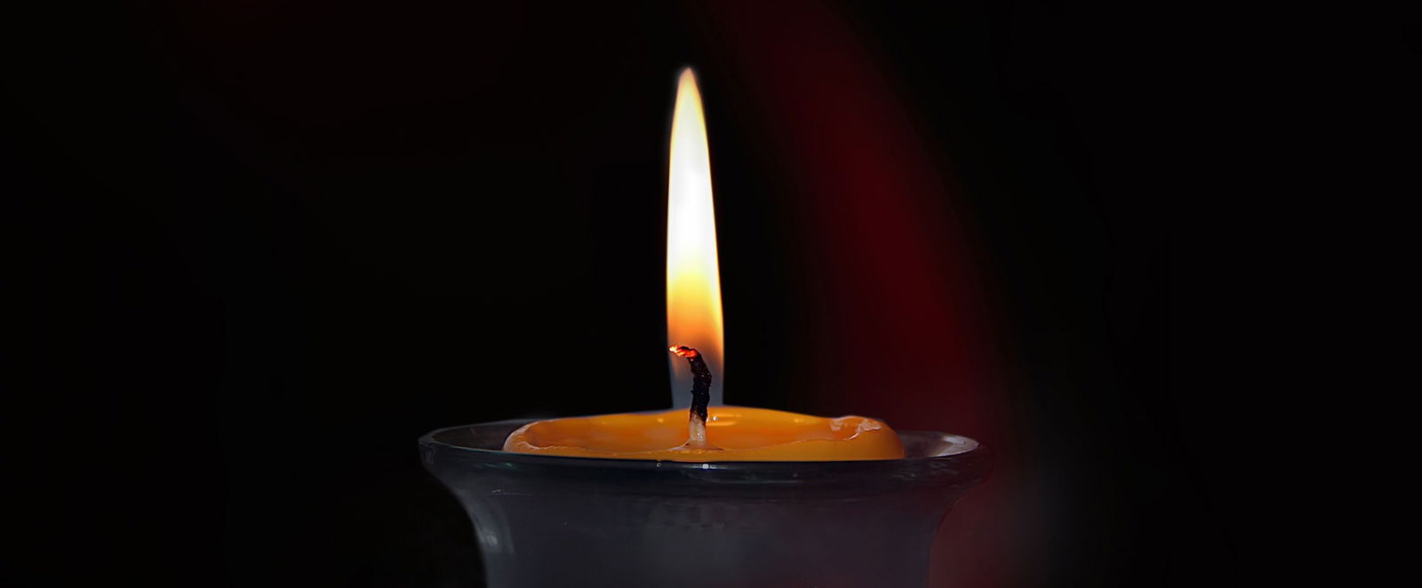 Eine brennende Kerze