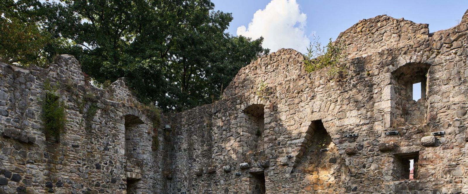 Eine Burgruine vor blauen Himmel
