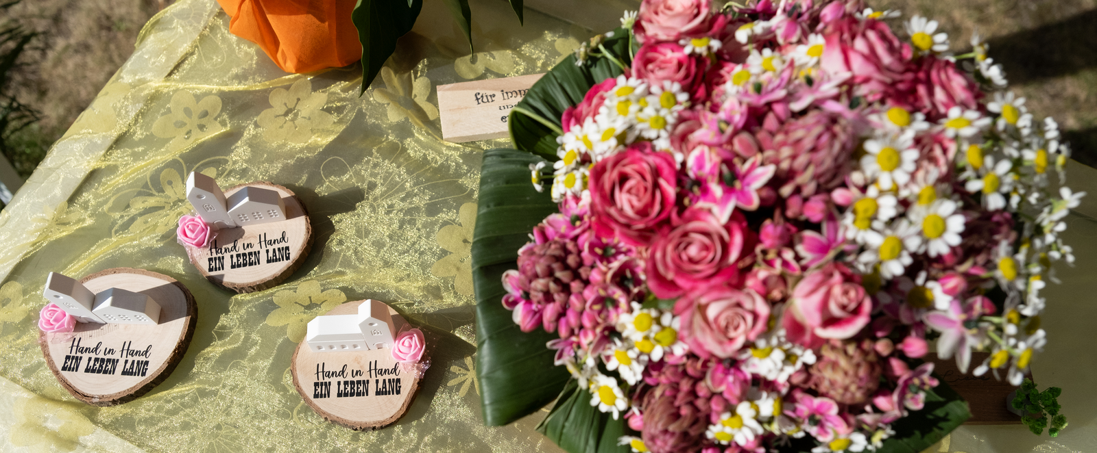 Blumenstrauß und Hochzeitsdekoration