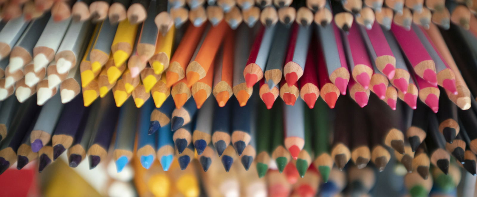 Viele verschieden farbige Buntstifte.