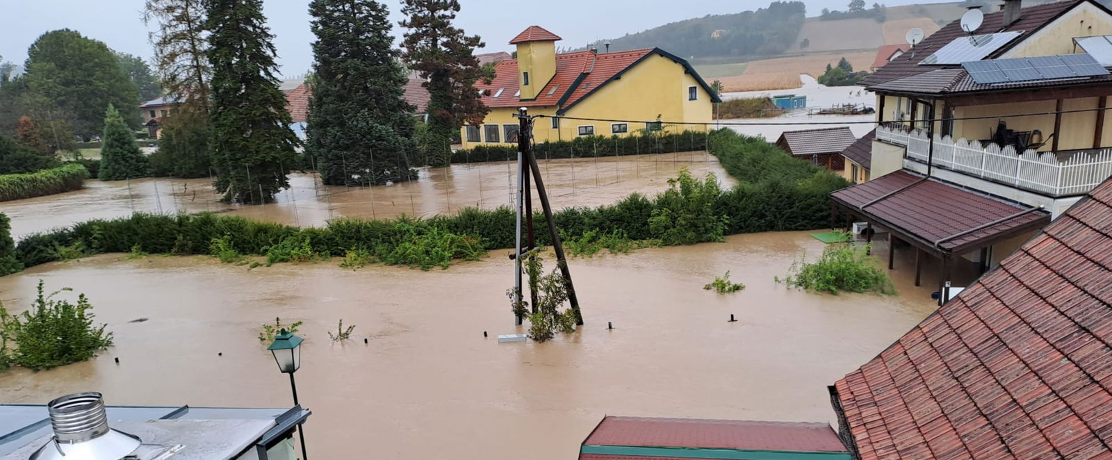 Häuser, umgeben von Hochwasser