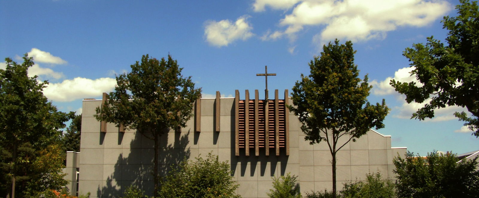 Ein Gebäude mit einem Kreuz unter blauem Himmel