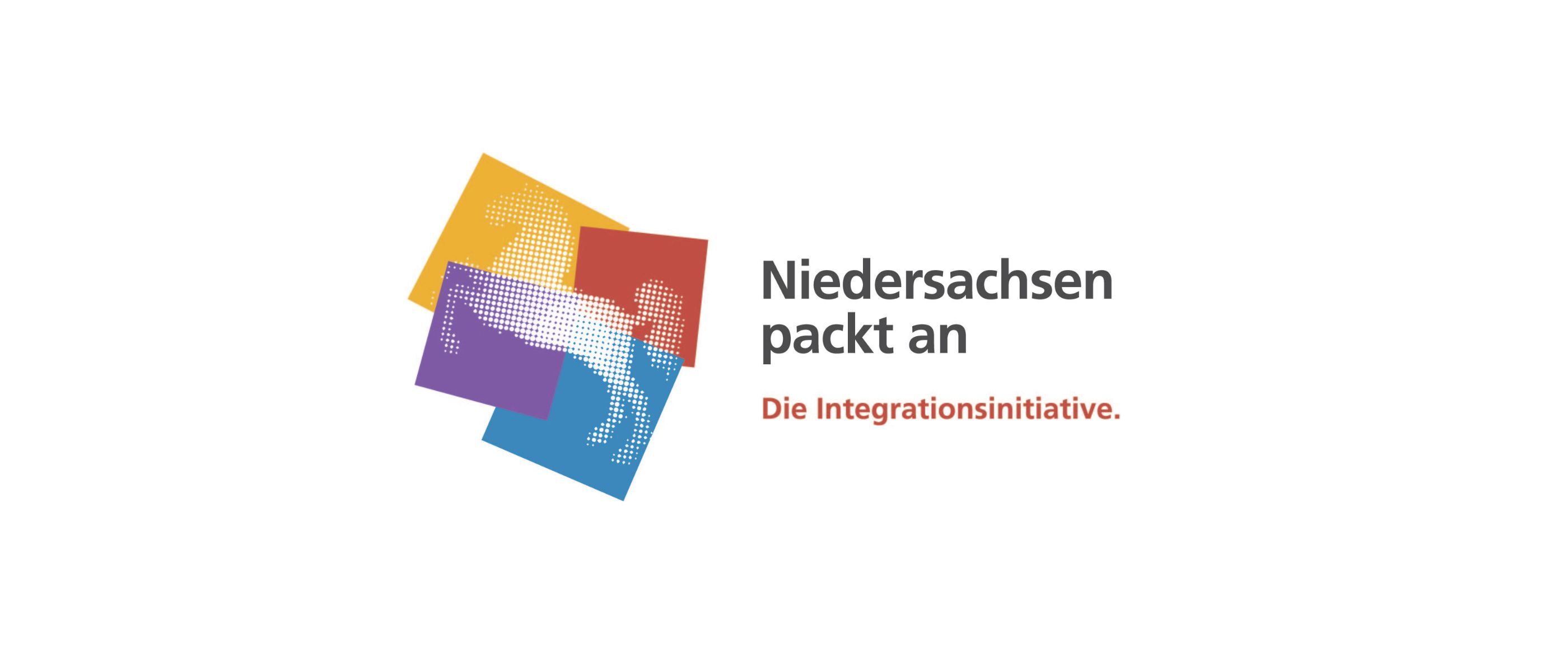 Auf weißem Hintergrund ein Logo: vier Kästchen, je eins gelb, rot, lila und blau überlappen einander, darauf hebt sich ein weißes Pferd ab. Rechts daneben steht: Niedersachsen packt an. Die Integrationsinitiative.