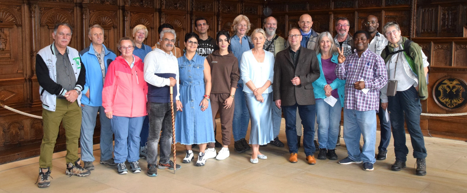Eine Gruppe von Menschen mit Wanderstöcken in einer Kirche.