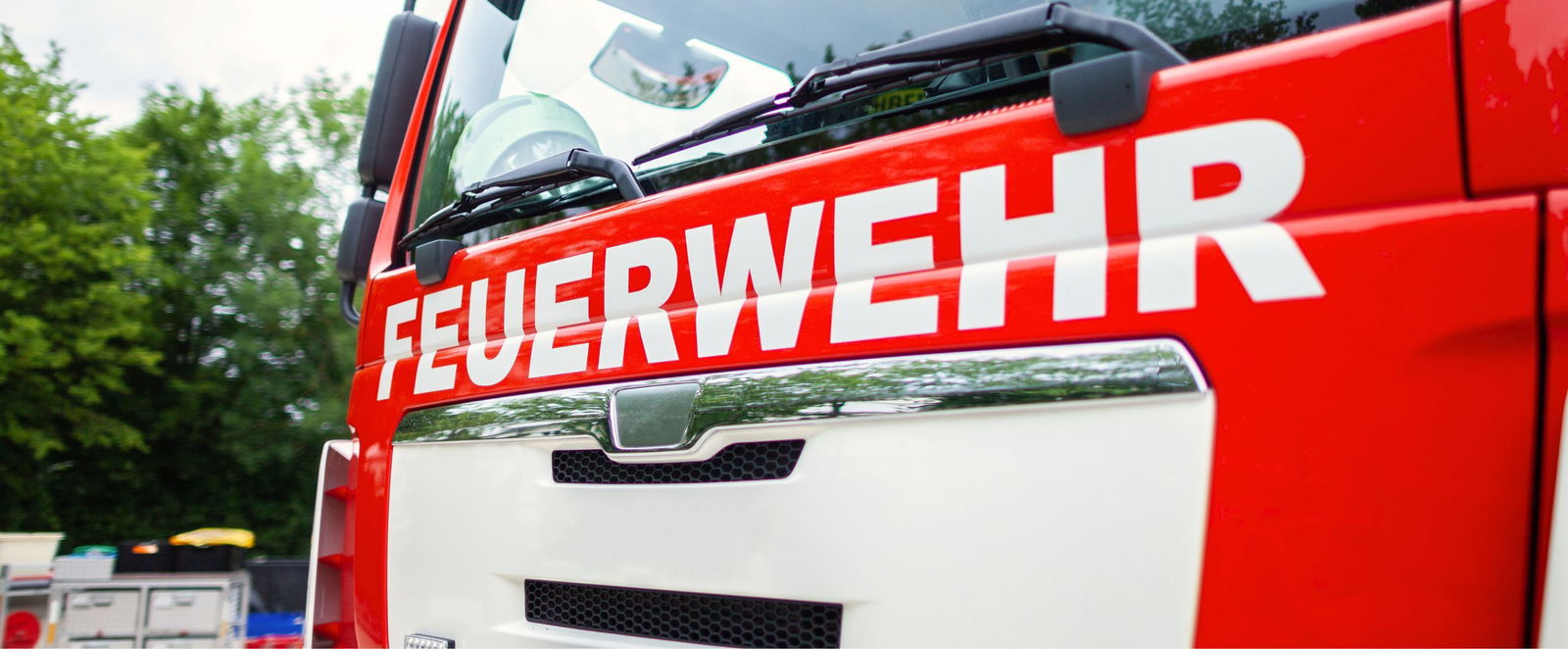 ein Feuerwehrauto von vorne mit dem Schriftzug Feuerwehr