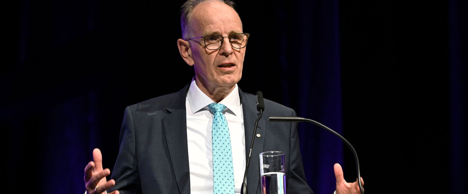 Ein Mann an einem Rednerpult.