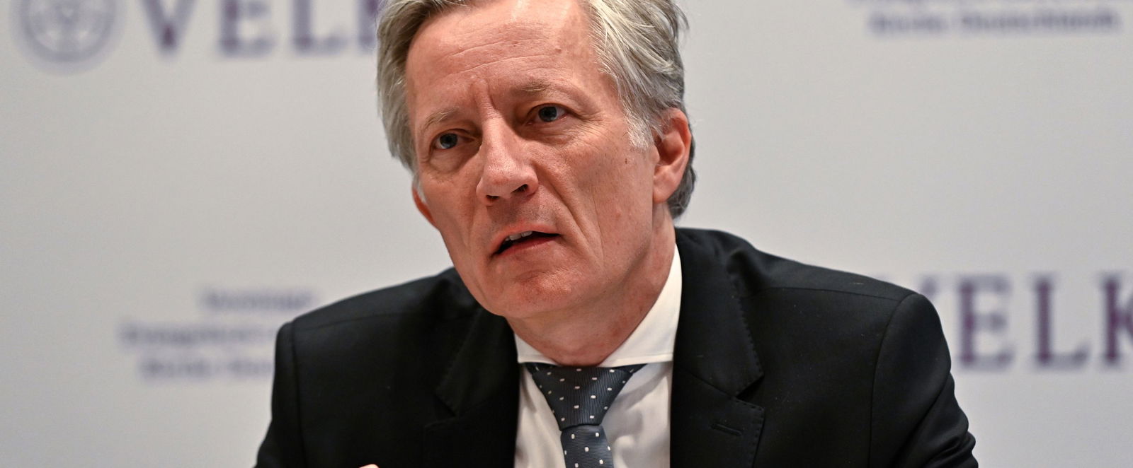 Ein Mann bei einer Pressekonferenz