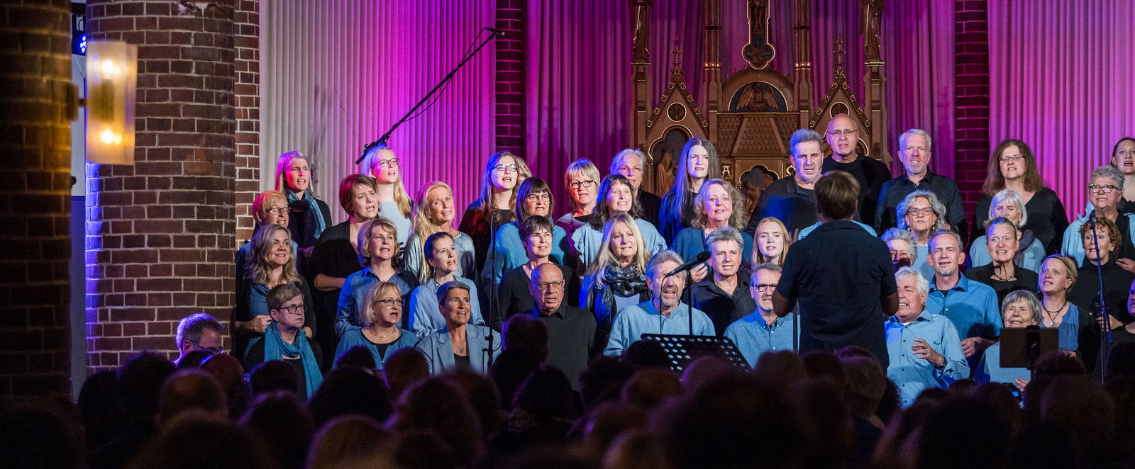 Ein Gospelchor probt in der Gospelkirche Hannover.