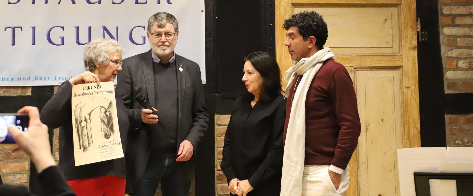 Menschen bei einer Preisverleihung