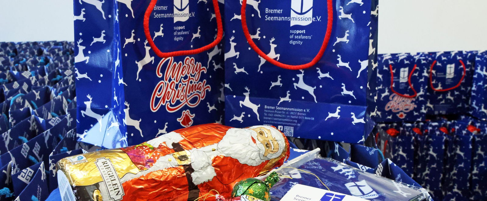 Weihnachtssüßigkeiten und das Logo der Bremer Seemannsmission