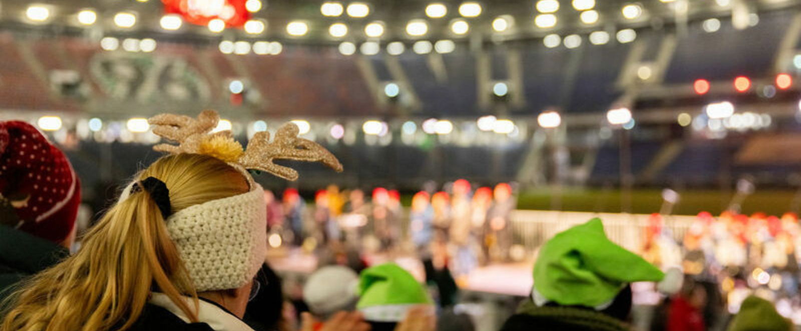 Menschen stehen in einem Fußballstadion.