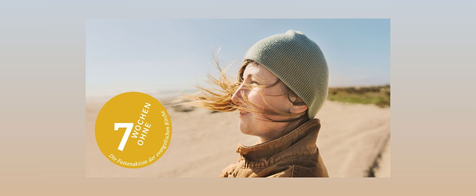 Eine weiblich gelesene Person mit Mütze steht am Strand oder in Dünen, der Wind treibt ihr die Haare ins Gesicht. Links unten steht in einem gelben Kreis: "7 Wochen ohne"