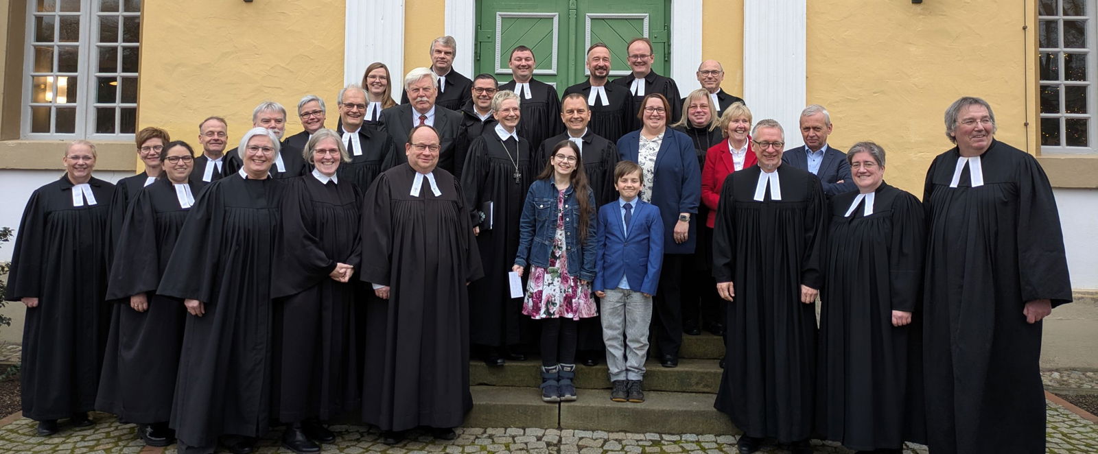 Menschen stehen auf einer Treppe
