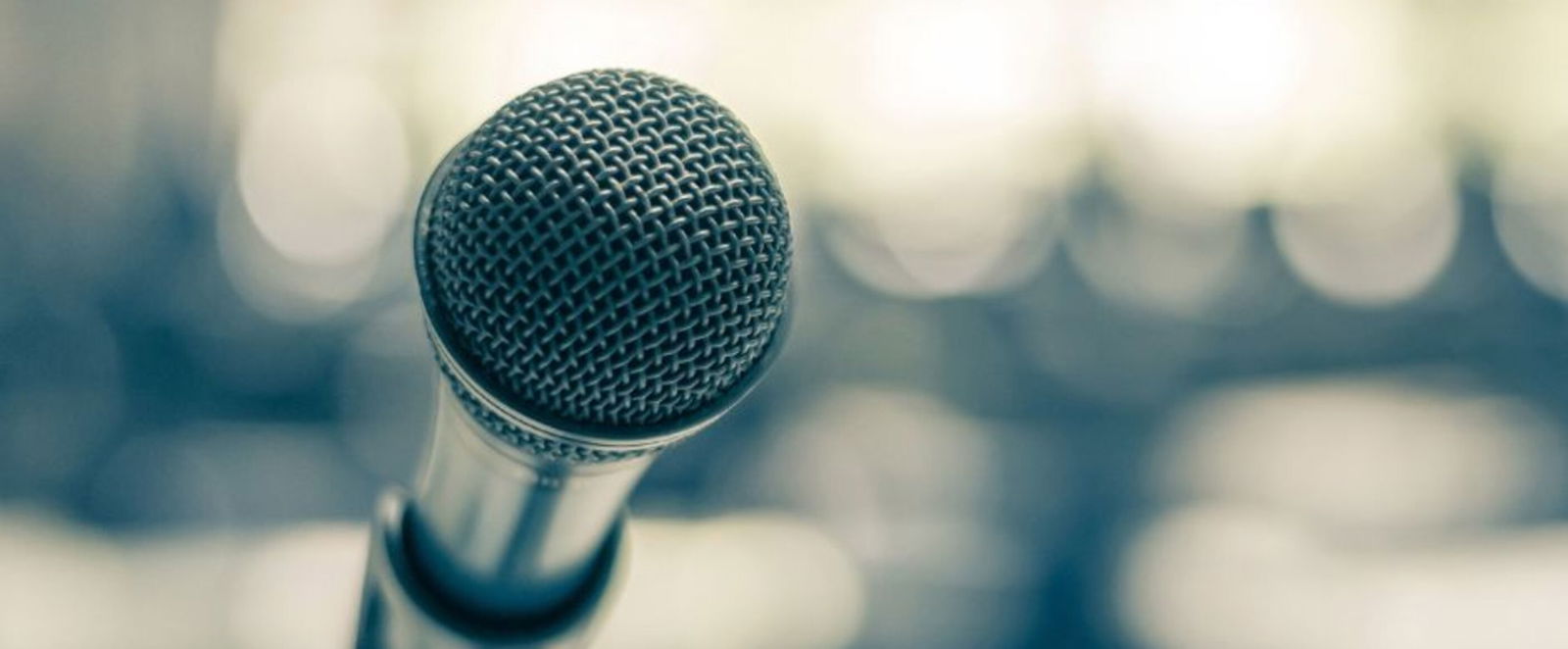 Ein Mikro in Nahaufnahme mit verschwommenem Hintergrund.