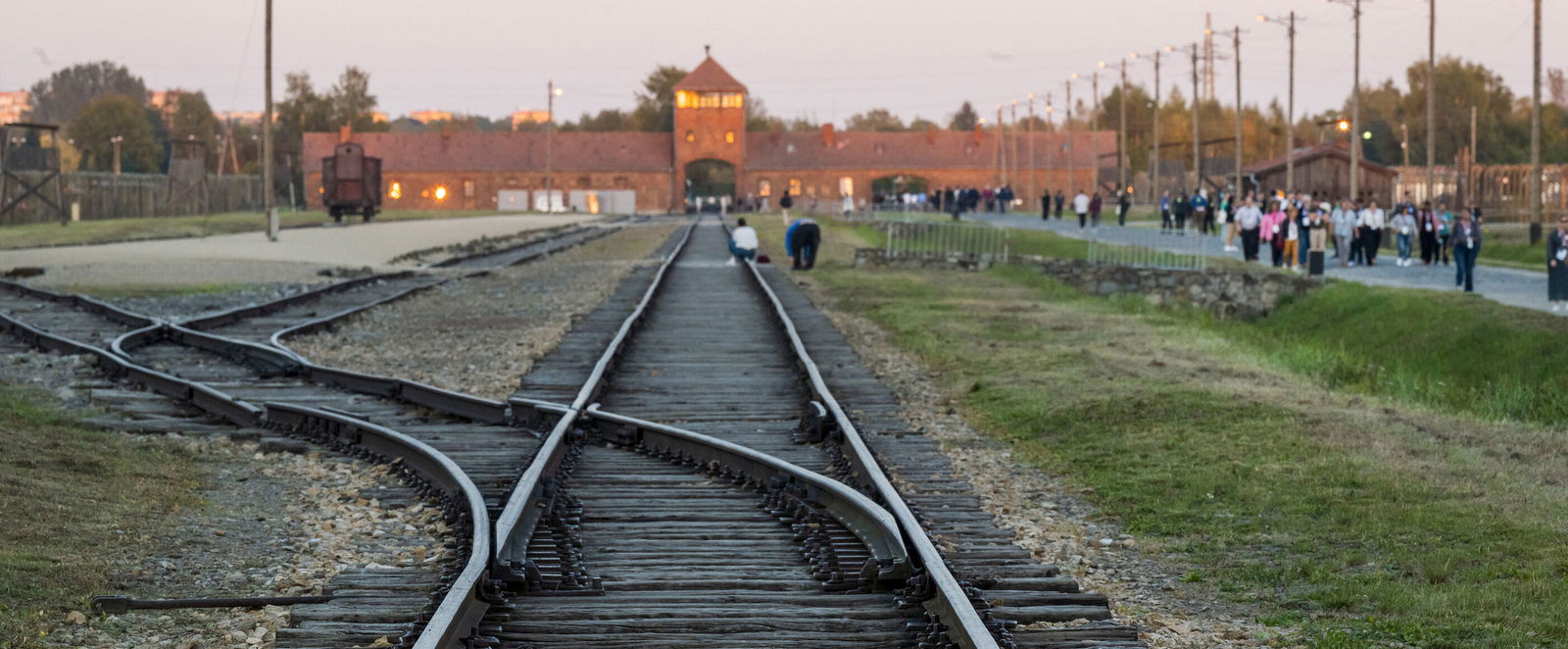 Bahnhgleise vor dem Konzentrationslager Auschwitz-Birkenau in Polen