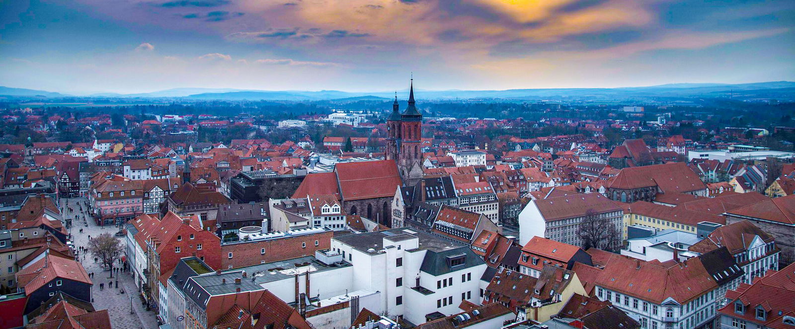 Eine Stadtansicht mit einer Kirche in der Mitte vor dramatischem Abendlicht