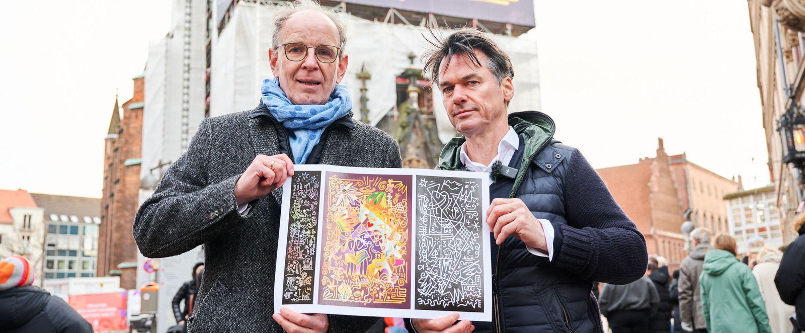 Zwei männlich gelesene Personen halten ein Gemälde.