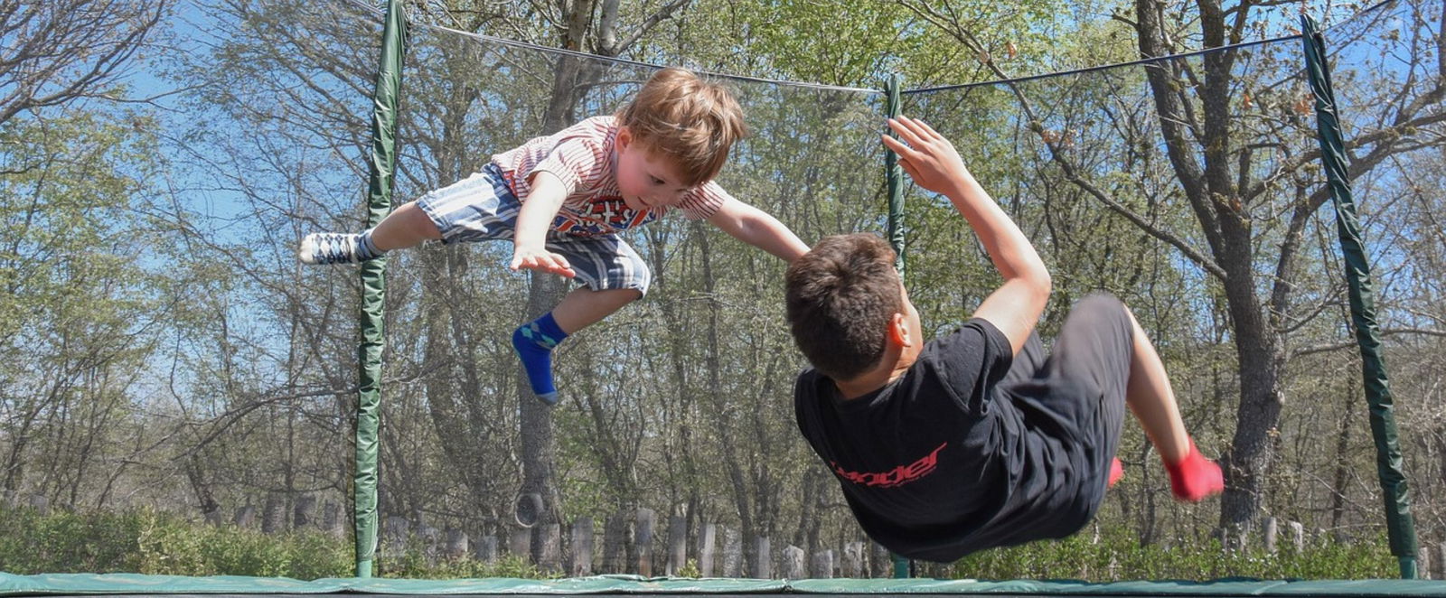 Zwei Kinder hüpfen auf einem Trampolin