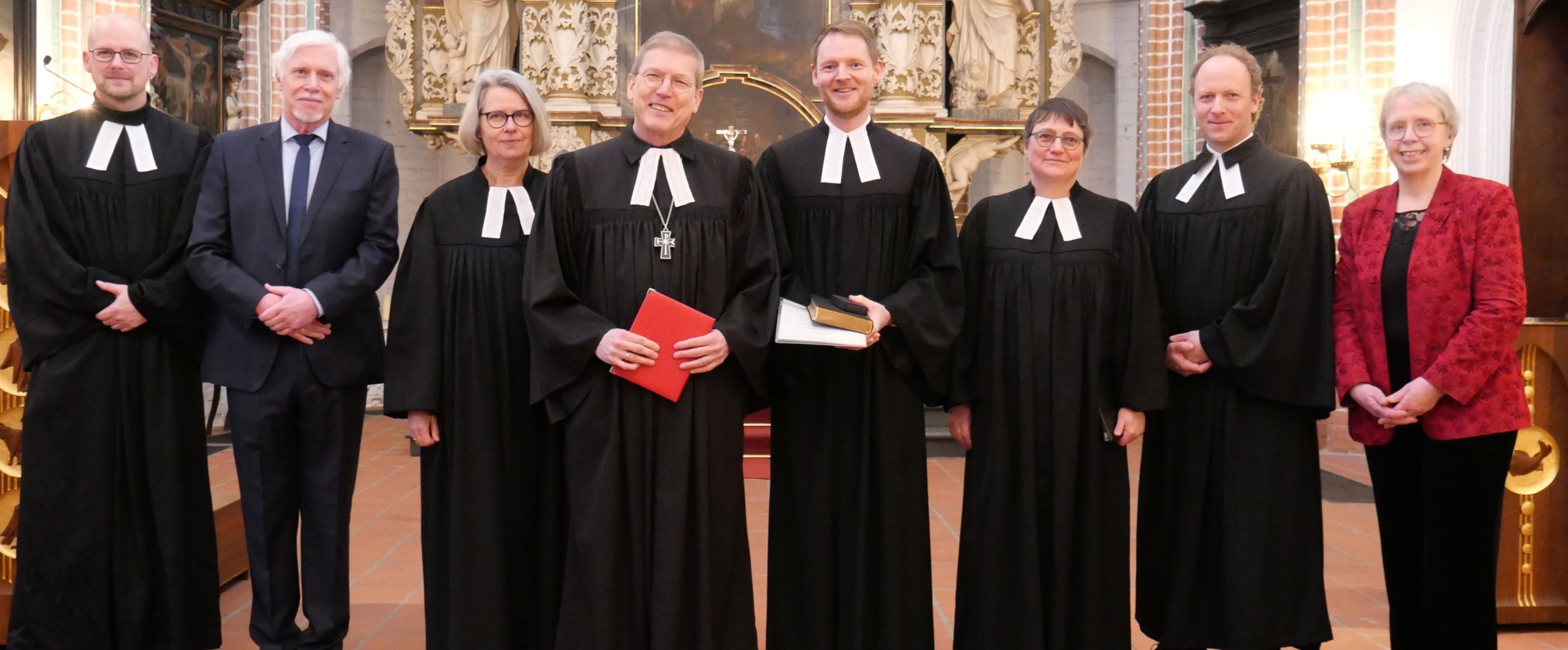 eine Gruppe von Menschen in Talaren in einer Kirche