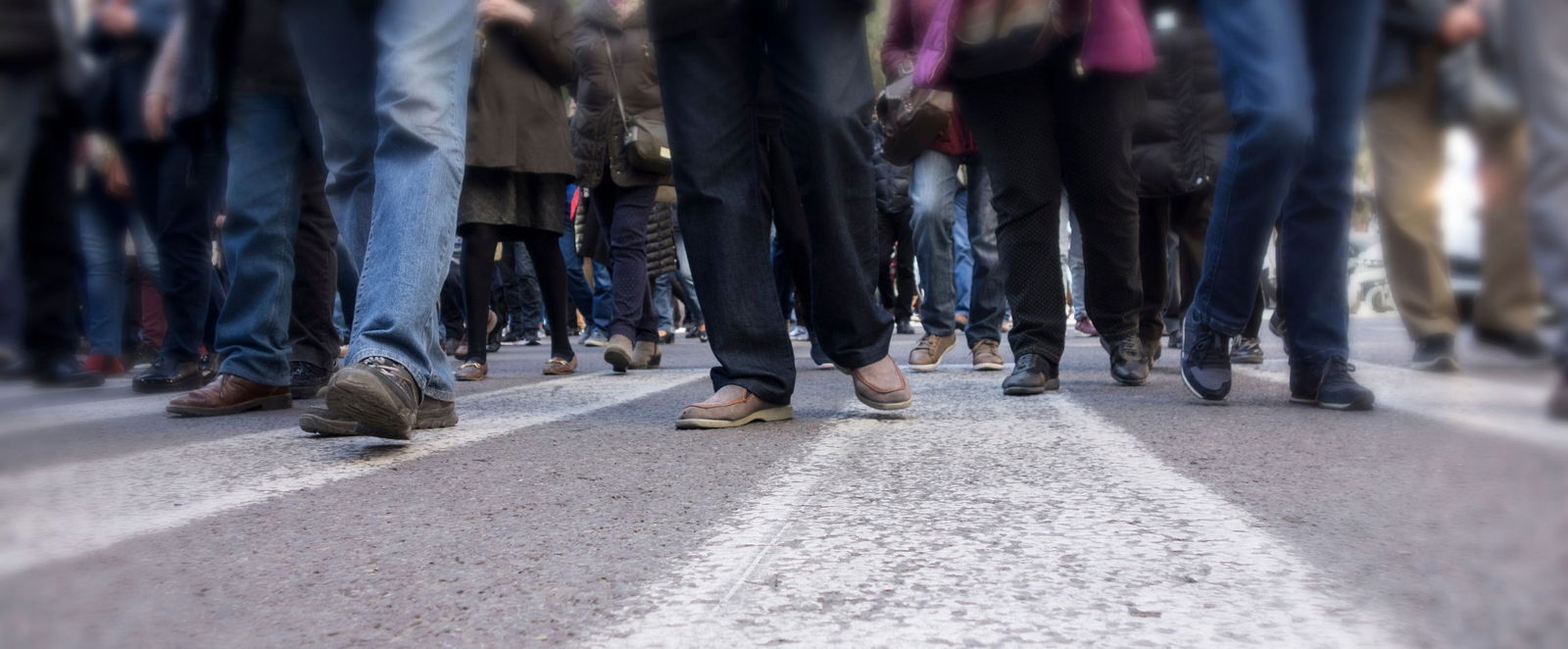 demonstrierende Menschen gehen auf einer Straße