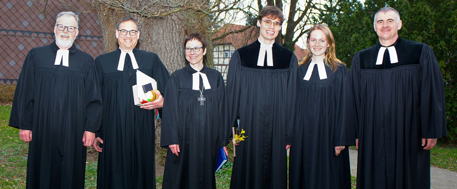 Glückliche Menschen im Talar.