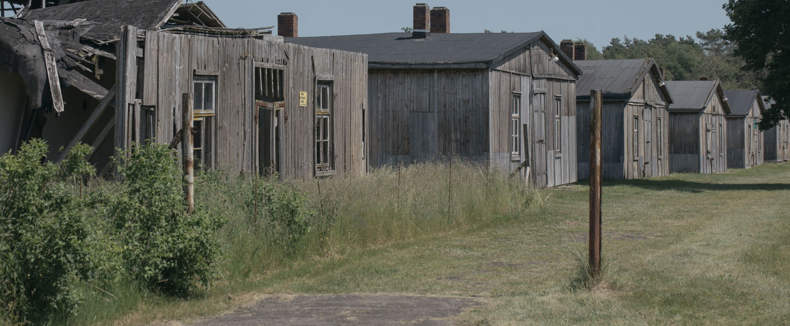 Holzbaracken eines ehemaligen NS-Kriegsgefangenenlagers.