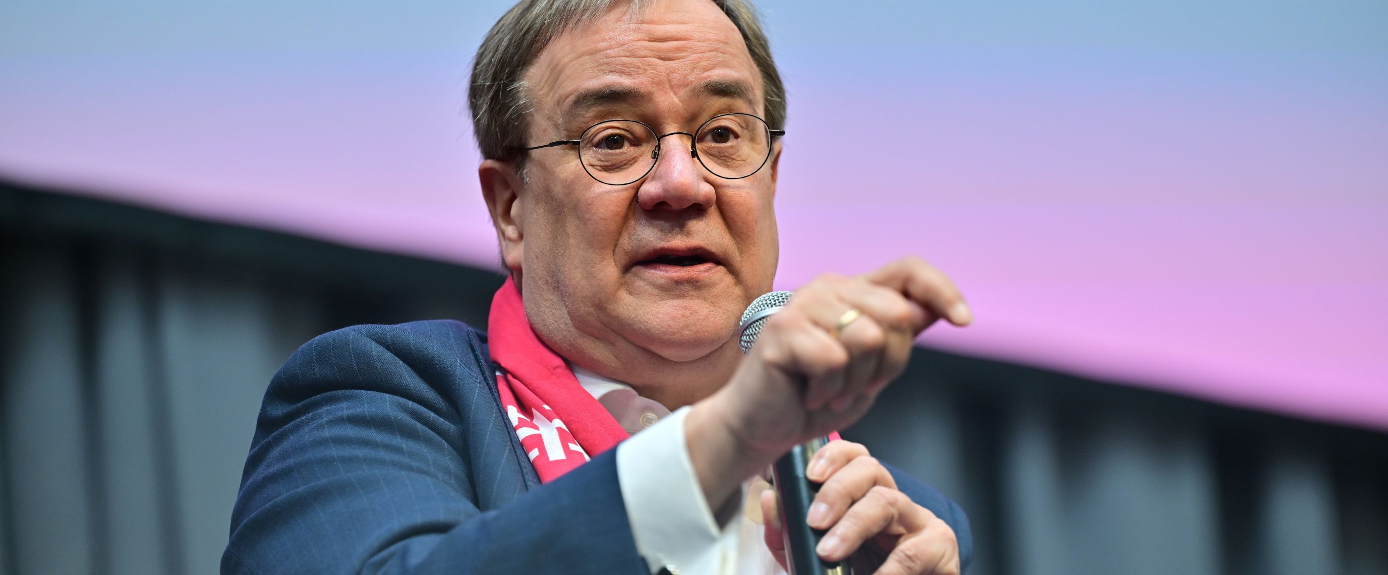 Ein Mann mit Brille im Anzug.