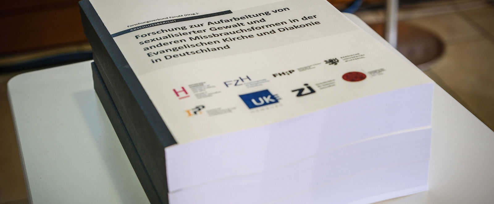 Mehrere dicke Studienbände übereinander