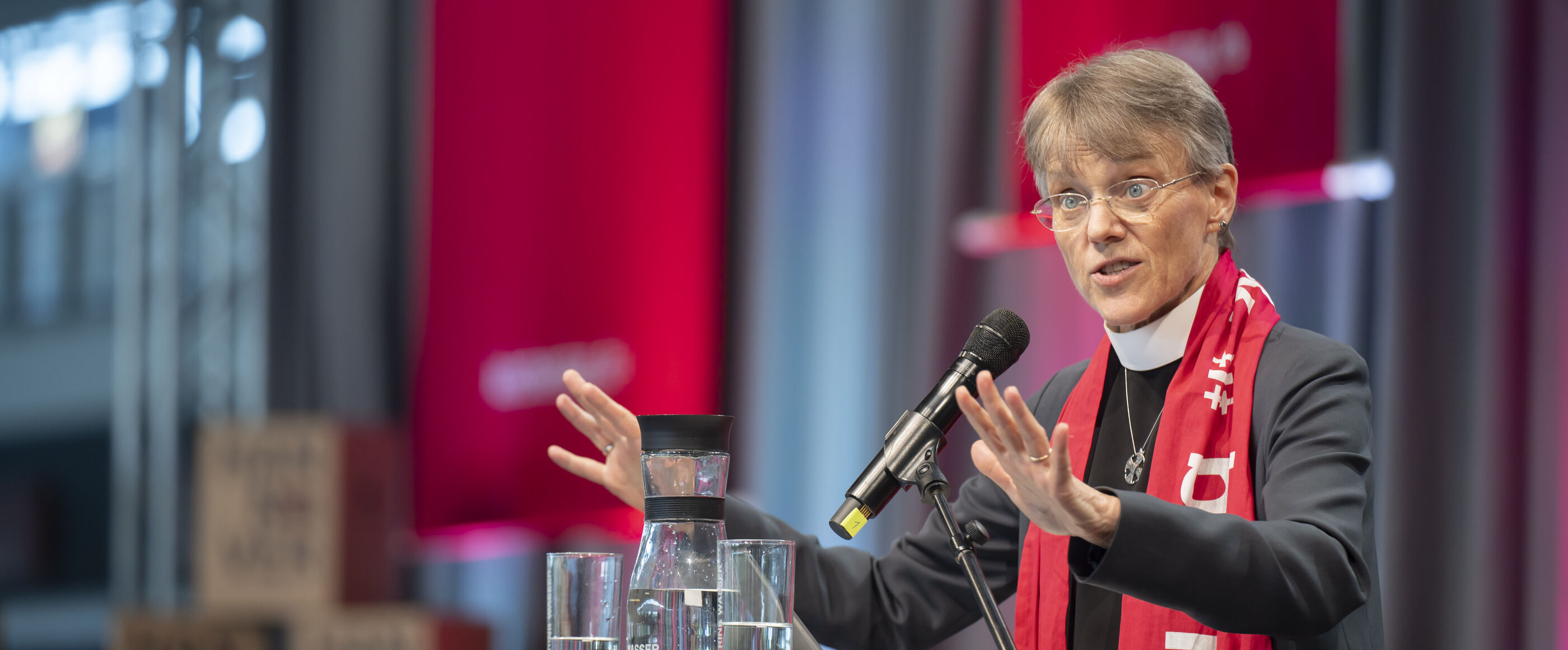 Eine Frau hält eine Rede